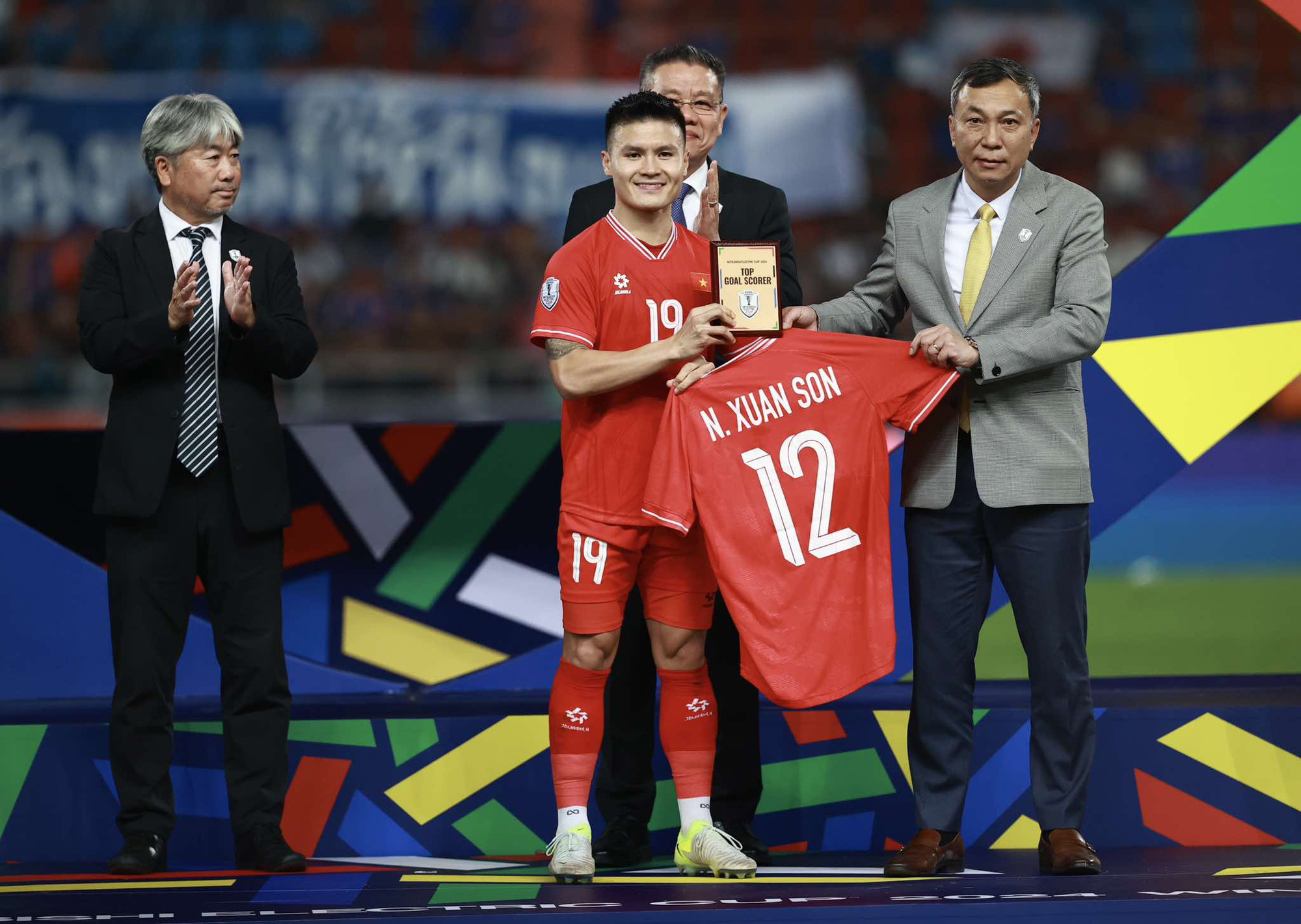 Vietnam’s midfielder Nguyen Quang Hai receives the Top Goal Scorer Award of the 2024 ASEAN Championship on behalf of Nguyen Xuan Son in Bangkok, January 5, 2025. Photo: Nguyen Khanh / Tuoi Tre