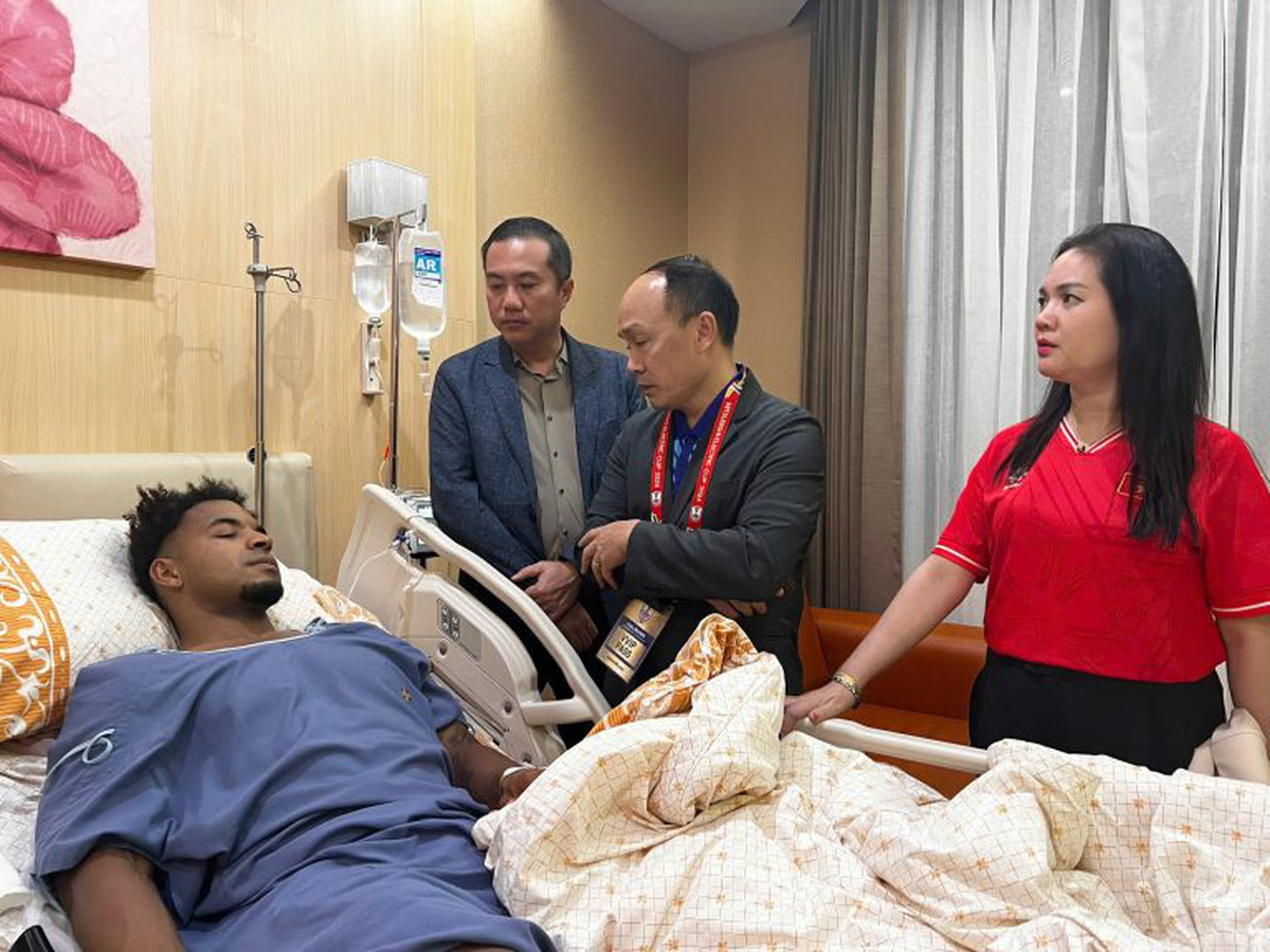 Leaders of the Vietnam Football Federation visit Nguyen Xuan Son at a hospital in Bangkok after the second leg of the 2024 ASEAN Championship final between Vietnam and Thailand, January 5, 2025. Photo: Vietnam Football Federation