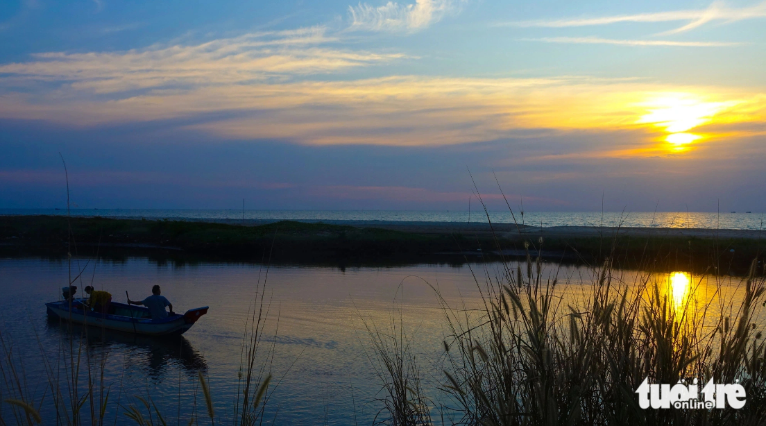 The sun is setting, while residents on Phu Quoc Island are netting fish. Photo: Chi Cong / Tuoi Tre