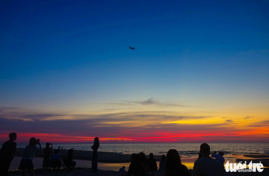 Tourists crowd Cua Lap Beach on Phu Quoc Island for photoshoots as the place is emerging as a popular plane spotting and sunset watching location. Photo: Chi Cong / Tuoi Tre