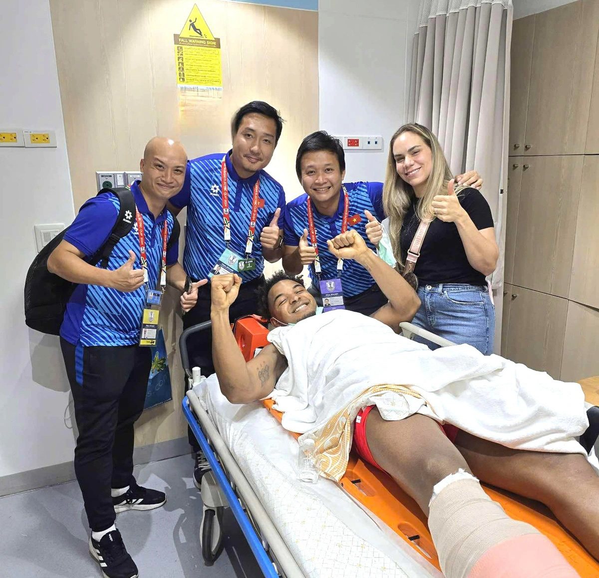 Vietnam’s Nguyen Xuan Son celebrates his team’s tournament victory from a hospital in Bangkok after the second leg of the 2024 ASEAN Championship final between Vietnam and Thailand, January 5, 2025. Photo: Vietnam Football Federation