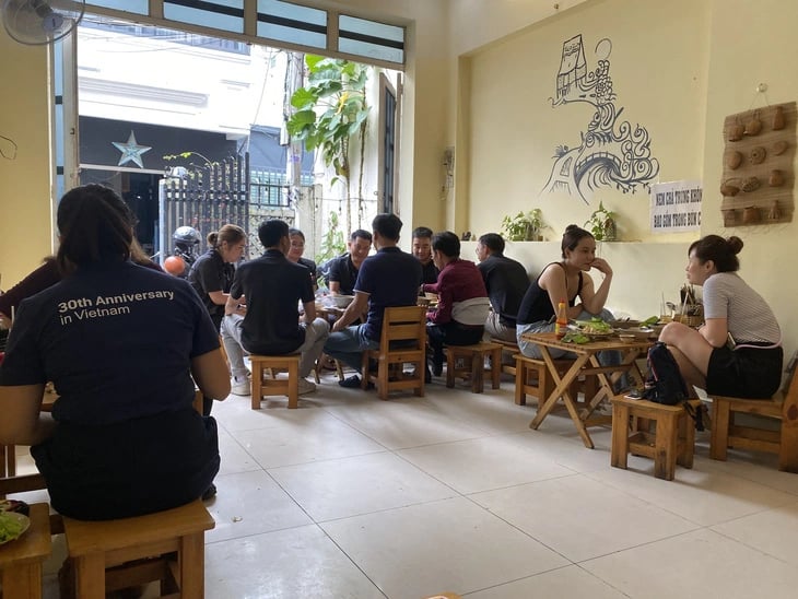 Diners enjoy food at Mam Mam Gia Lai restaurant in Binh Thanh District, Ho Chi Minh City. Photo: Dang Khuong / Tuoi Tre