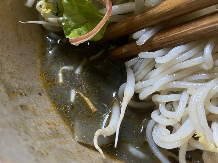 The dish’s broth challenges diners with a dark color and stinky smell. Photo: Dang Khuong / Tuoi Tre