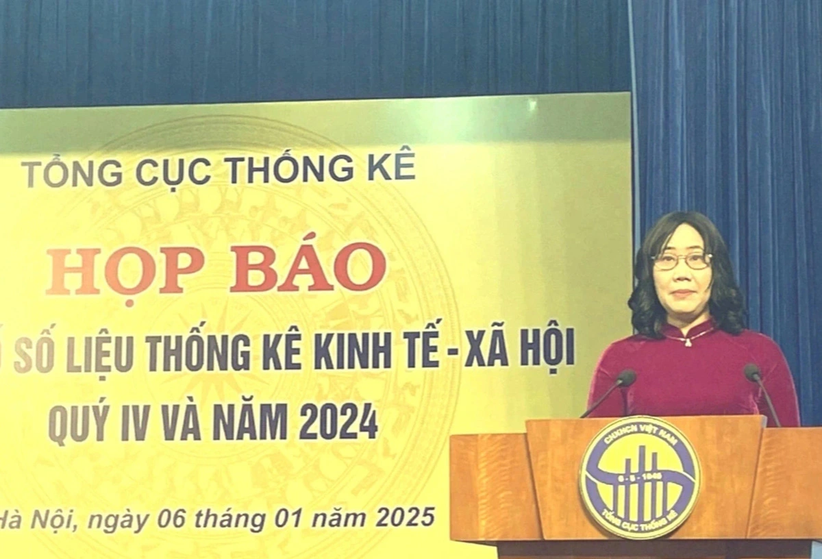 Nguyen Thi Huong, head of the General Statistics Office, announces a report of Vietnam’s socio-economic performance in 2024 at a press conference in Hanoi on January 6, 2025. Photo: B.Ngoc / Tuoi Tre