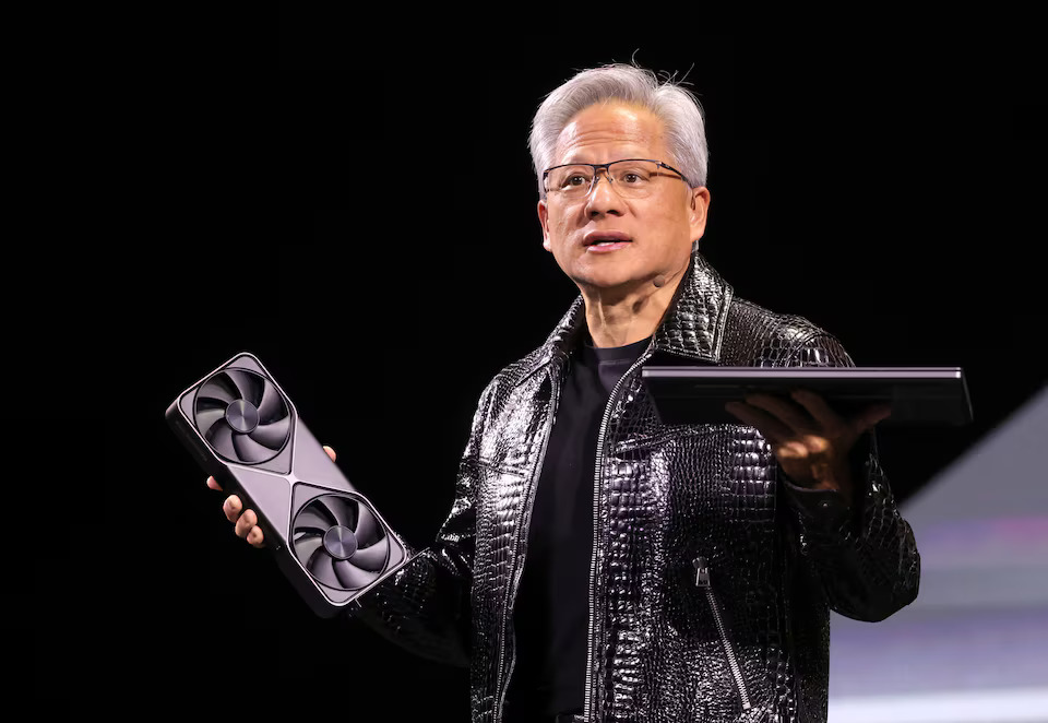 [4/4]Nvidia CEO Jensen Huang holds a new Nvidia GeForce RTX 5090 graphics card and an RTX 5070 laptop as he gives a keynote address at CES 2025, an annual consumer electronics trade show, in Las Vegas, Nevada, U.S. January 6, 2025. Photo: Reuters