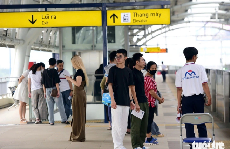 Many residents are getting used to using the metro mine No. 1 in Ho Chi Minh City. Photo: Duyen Phan / Tuoi Tre