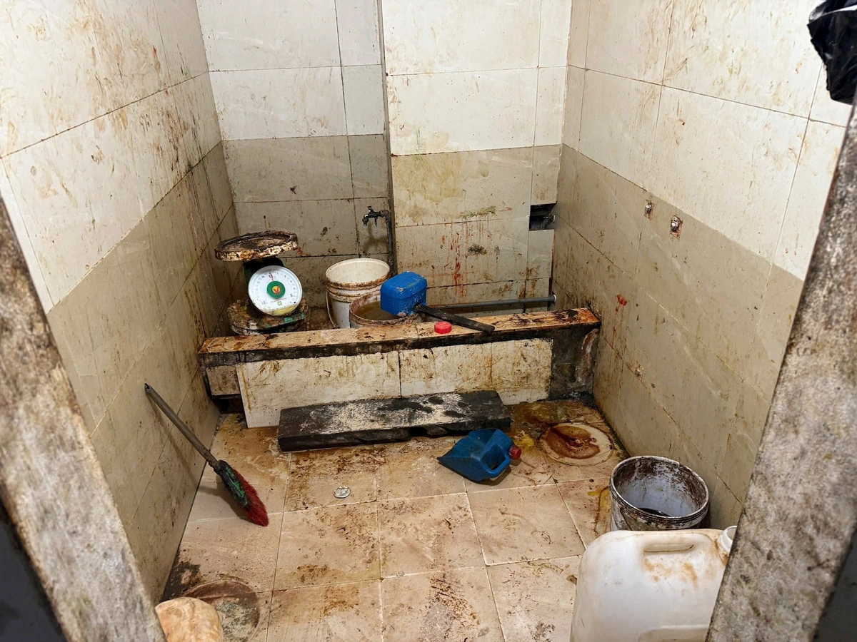 The unhygienic additive preparation room of the snack production facility of Duc Vinh Food Technology and Trading Joint Stock Company in Hanoi. Photo: T.Trang / Tuoi Tre