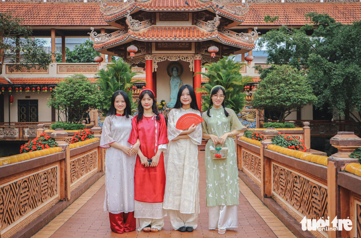 Charming Da Nang pagoda draws young people for Tet-themed photoshoots