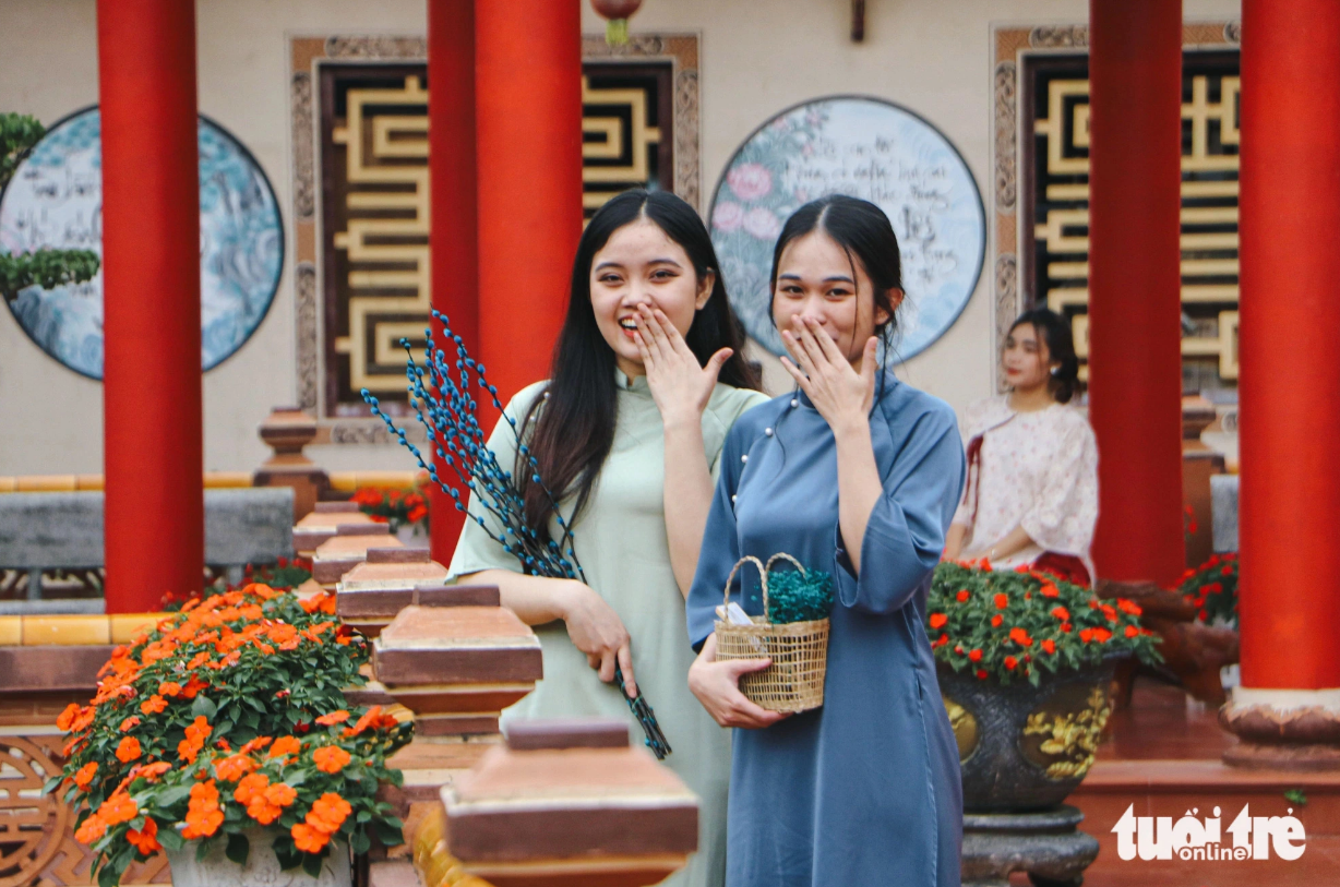 Many young people use various photo props to make their photos at Nam Son Pagoda in Hoa Chau Commune, Hoa Vang District, Da Nang City, central Vietnam more beautiful. Photo: Thanh Nguyen / Tuoi Tre