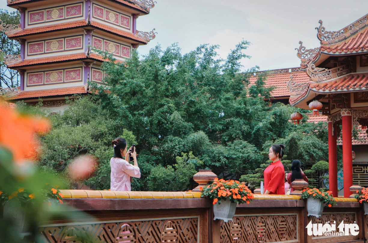 Crowds of young people are beguiled by the unique architecture of Nam Son Pagoda in Hoa Chau Commune, Hoa Vang District, Da Nang City, central Vietnam. Photo: Thanh Nguyen / Tuoi Tre