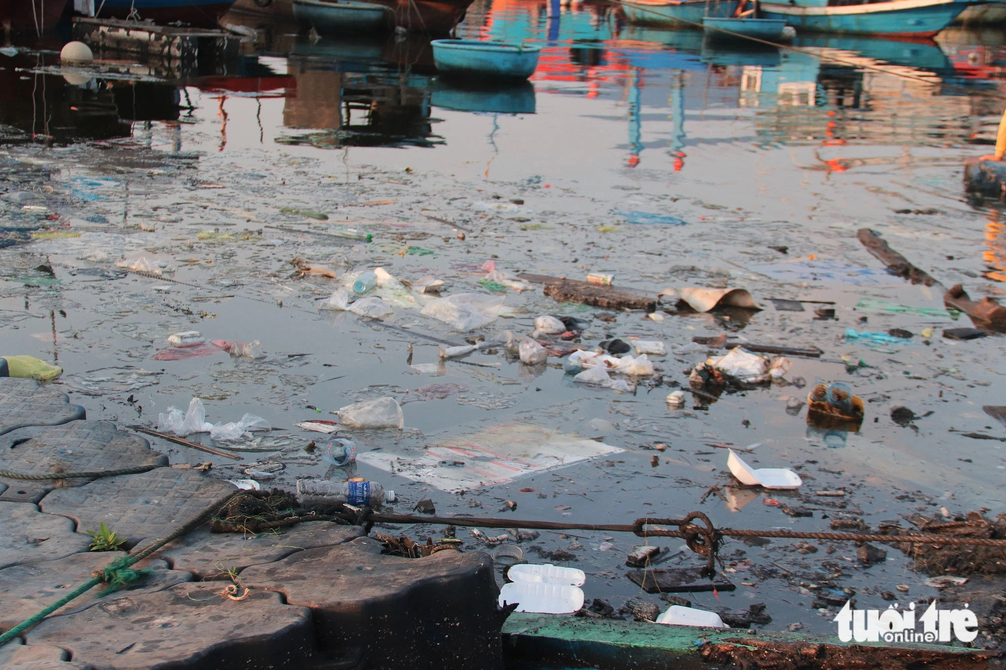 The Tho Quang boat dock in Da Nang City, central Vietnam is plagued with garbage.  Photo: Thanh Thuy / Tuoi Tre