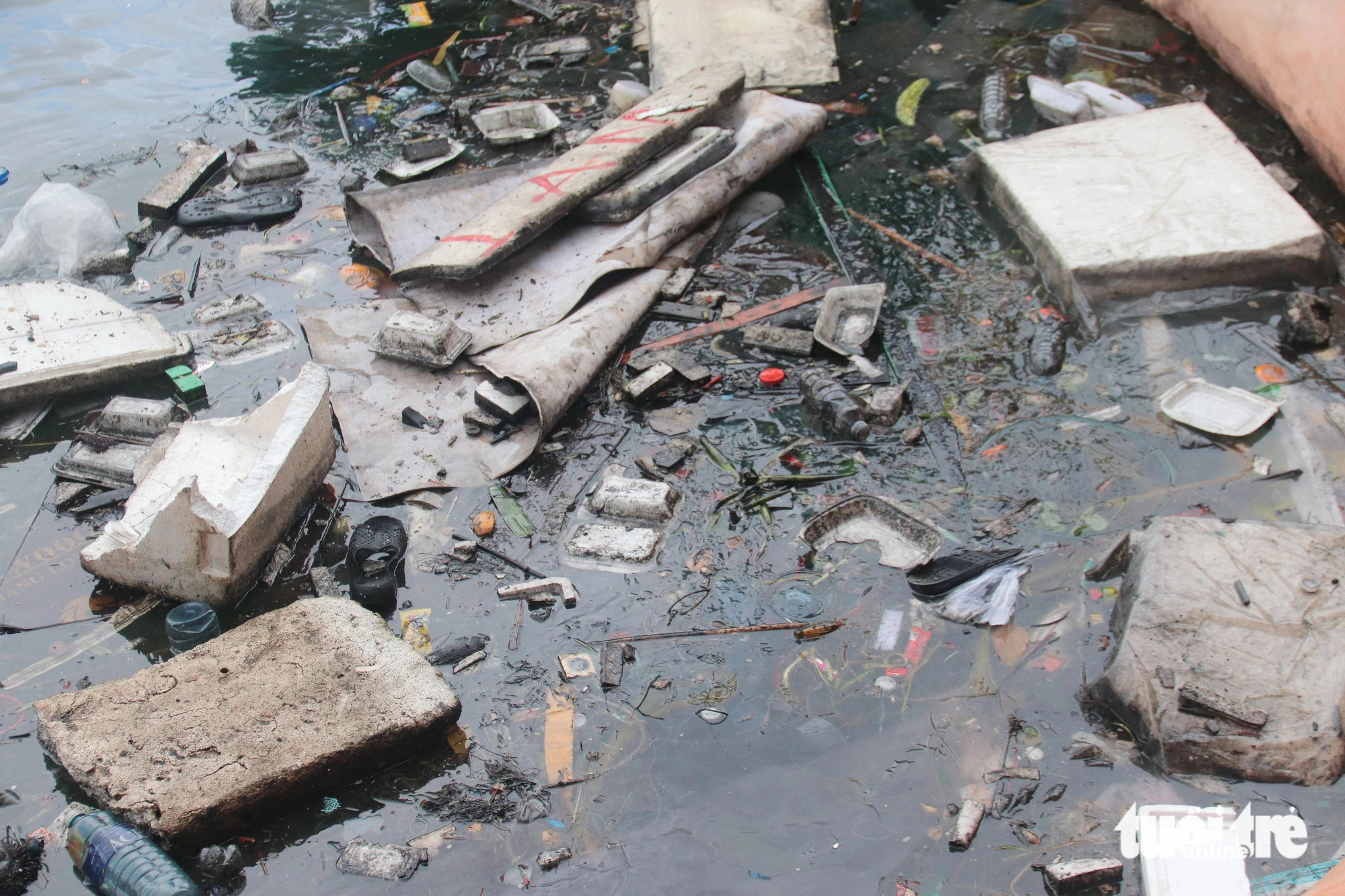 Garbage is discarded directly into the Tho Quang boat dock, causing severe water pollution. Photo: Thanh Thuy / Tuoi Tre