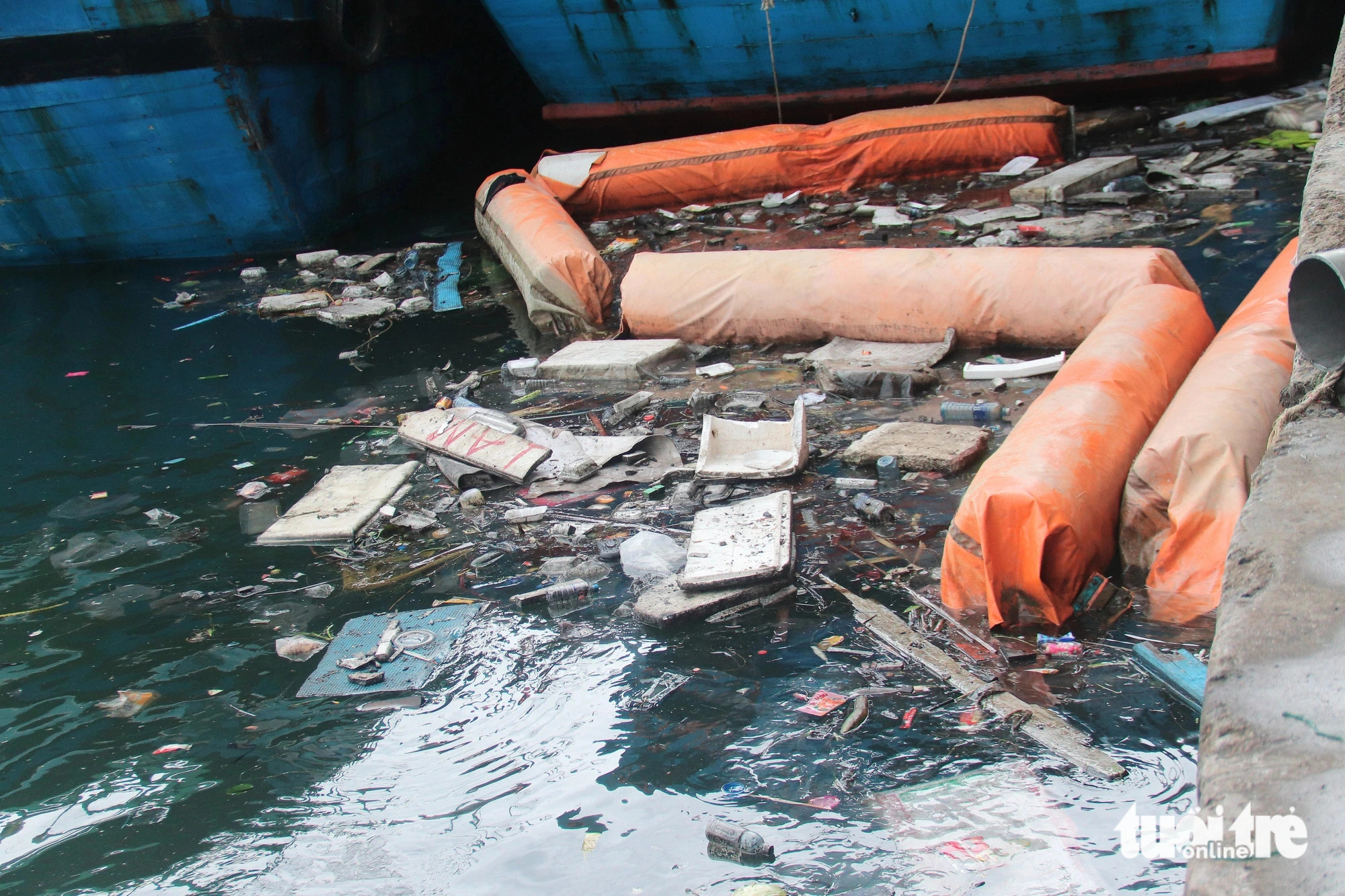 Garbage is discarded directly into the Tho Quang boat dock, causing severe water pollution. Photo: Thanh Thuy / Tuoi Tre