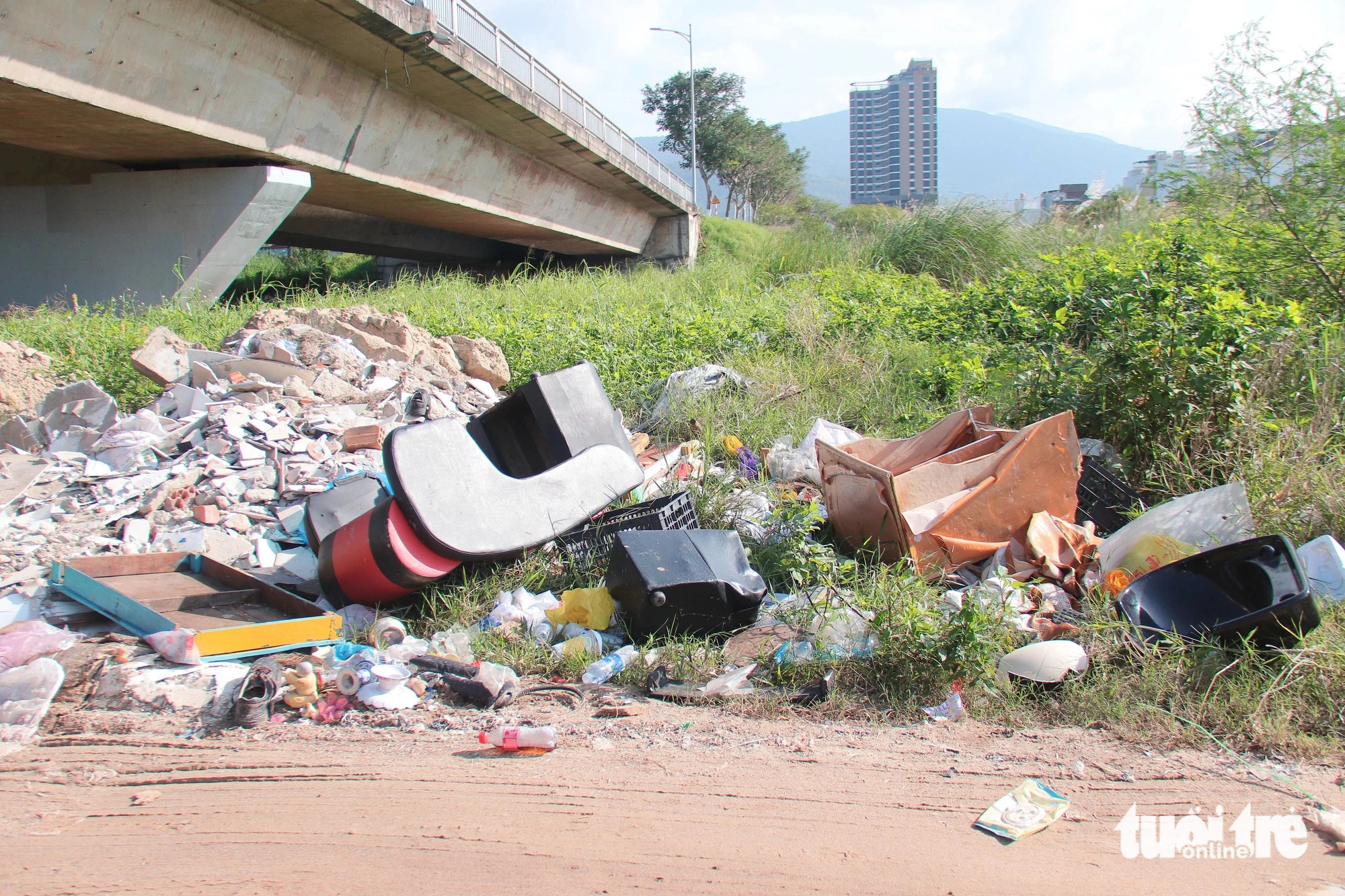 Illegal dumping sites are spotted near the Thuan Phuoc Bridge in Son Tra District, Da Nang City, central Vietnam.  Photo: Thanh Thuy / Tuoi Tre