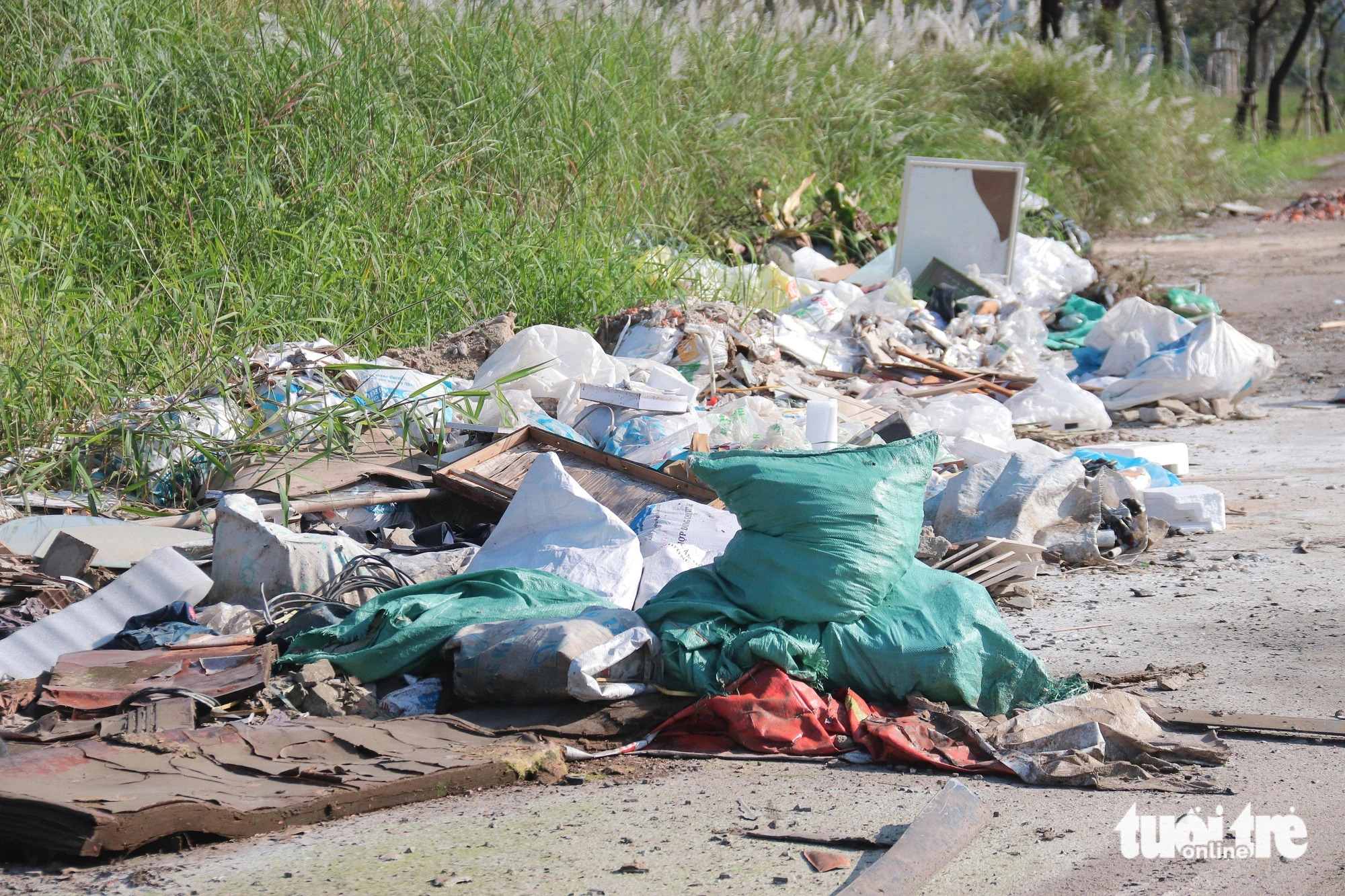 Illegal dumping sites are spotted near the Thuan Phuoc Bridge in Son Tra District, Da Nang City, central Vietnam.  Photo: Thanh Thuy / Tuoi Tre