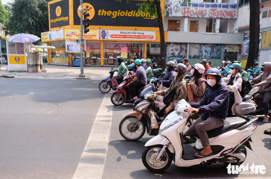 Commuters wish they could turn at red lights given Vietnam's new traffic rules