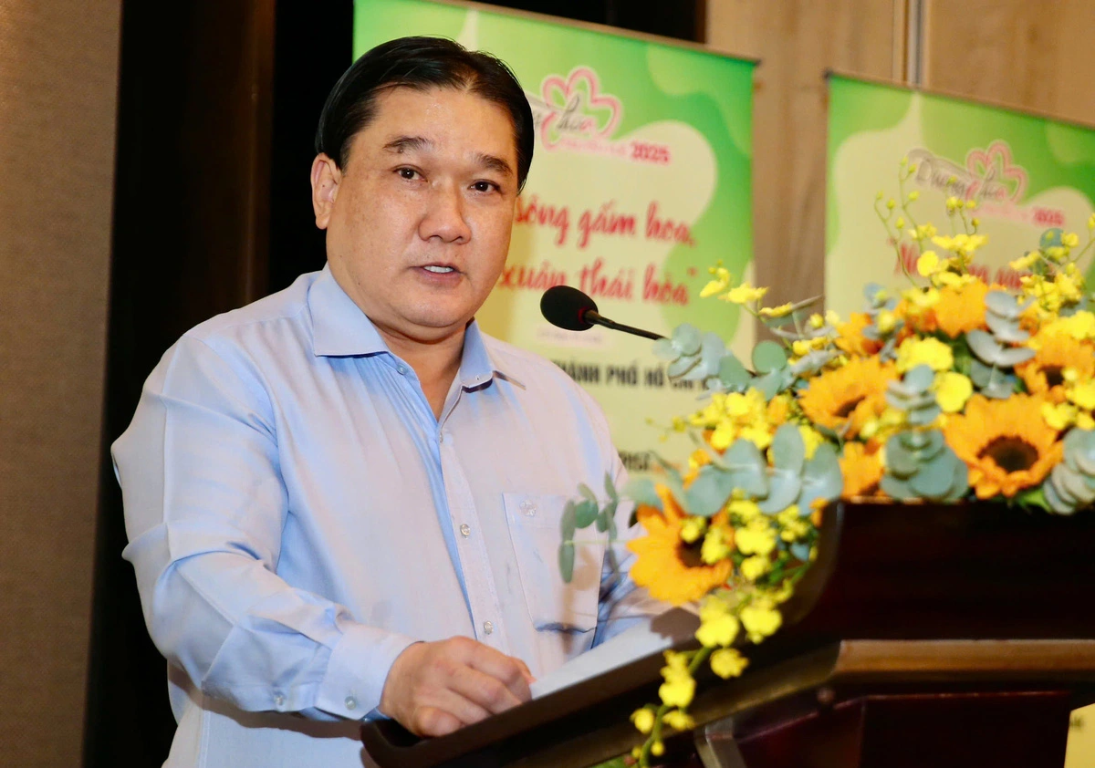 Truong Duc Hung, general director of Saigontourist Group and head of the flower street's organizing committee, said 109,000 baskets of different varieties of flowers will be used for the flower street in Ho Chi Minh City. Photo: Quang Dinh / Tuoi Tre