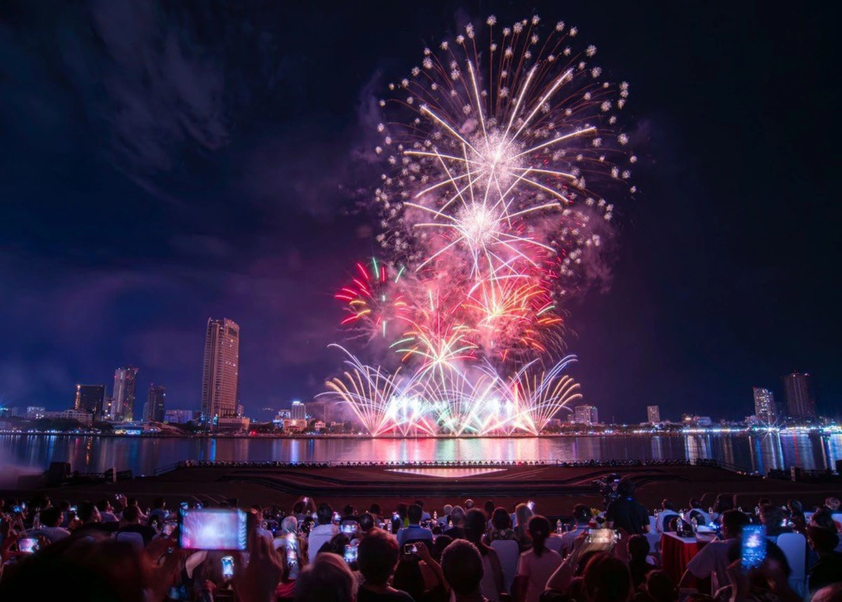 Fireworks light up the Da Nang sky during the Da Nang International Fireworks Festival. Photo: Courtesy of organizer