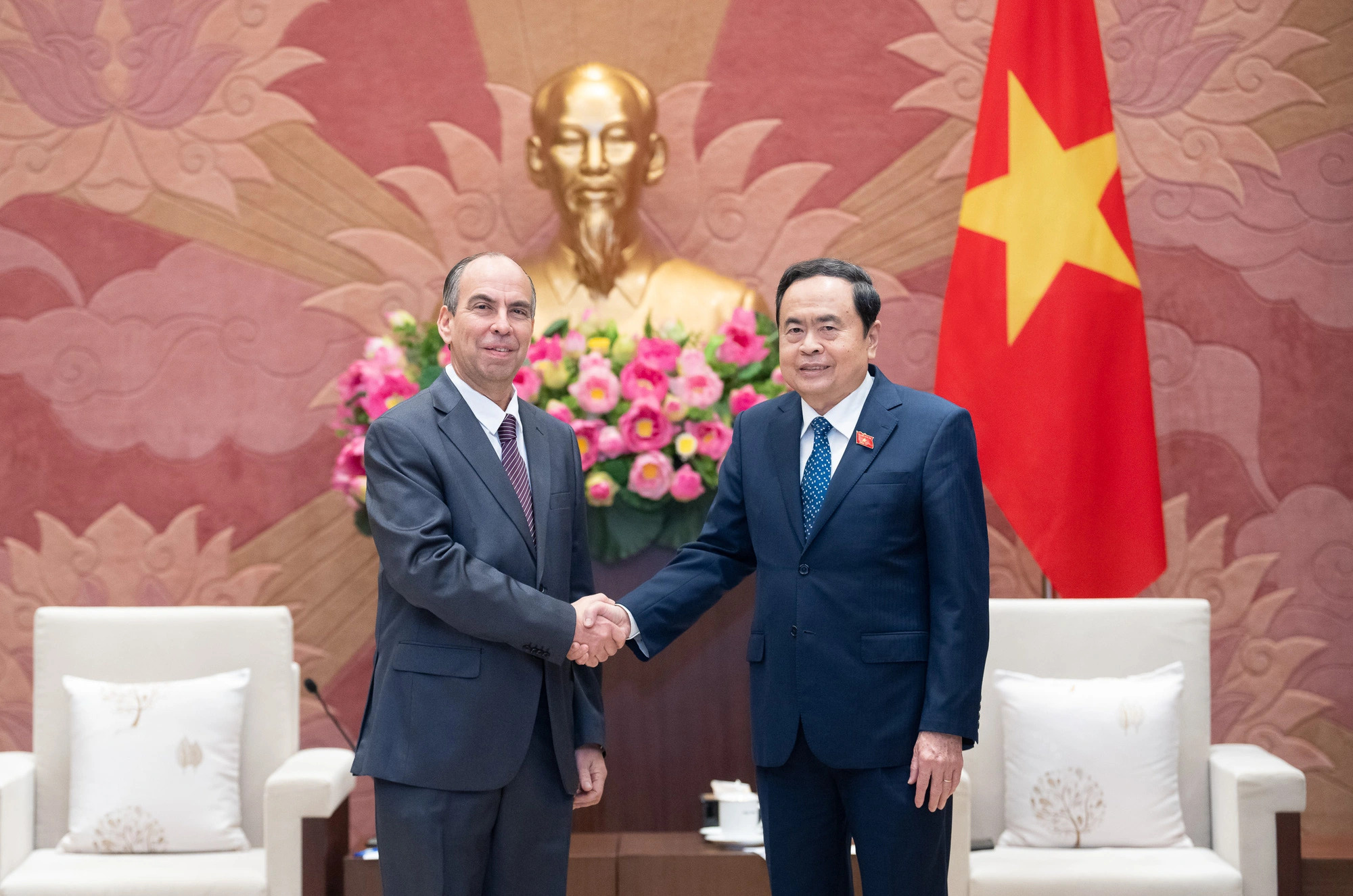 Vietnam's top legislator hosts Cuban ambassador