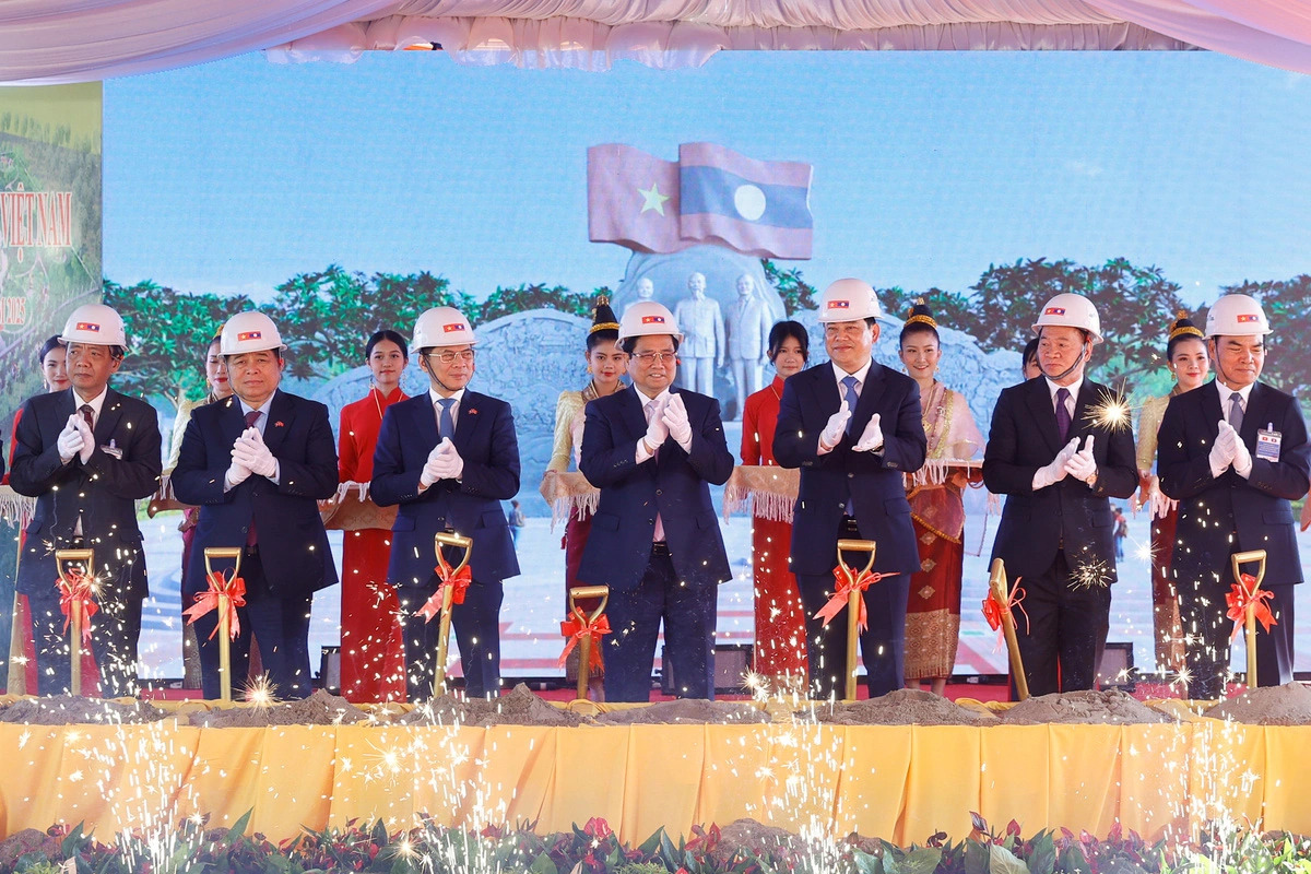 Vietnamese Prime Minister Pham Minh Chinh (L, 4th, front row) and his Laotian counterpart Sonexay Siphandone (R, 3rd, front row) and other officials at the groundbreaking ceremony for the construction of Laos-Vietnam Friendship Park in Vientiane, January 10, 2025. Photo: Doan Bac / Tuoi Tre