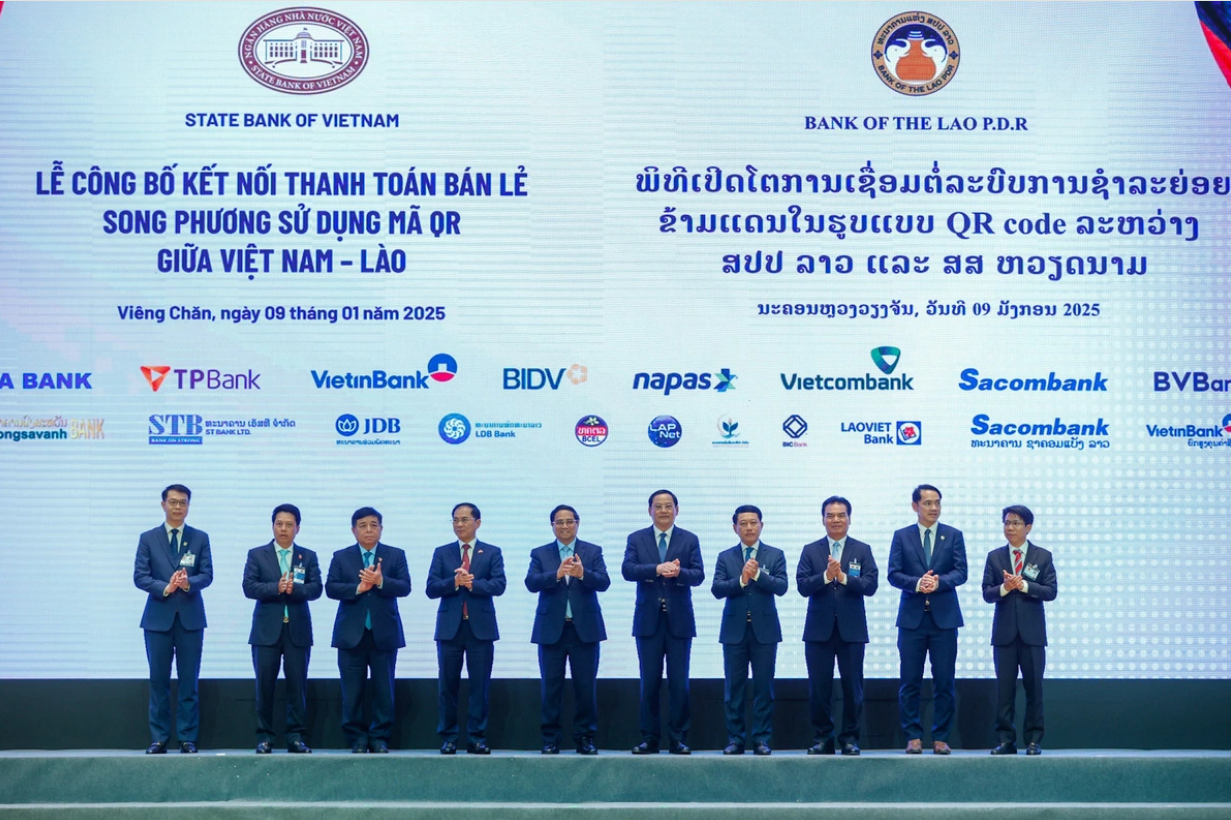 Prime Minister Pham Minh Chinh (5th, left) and Laotian Prime Minister Sonexay Siphandone (5th, right) at a ceremony to launch the framework for bilateral retail payments using QR codes between Vietnam and Laos in Laos on January 9, 2024. Photo: Doan Bac