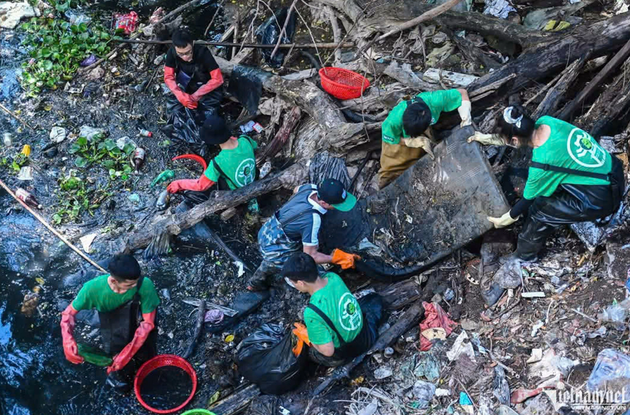 Members of Hanoi Xanh remove garbage in Hanoi. Photo: Supplied