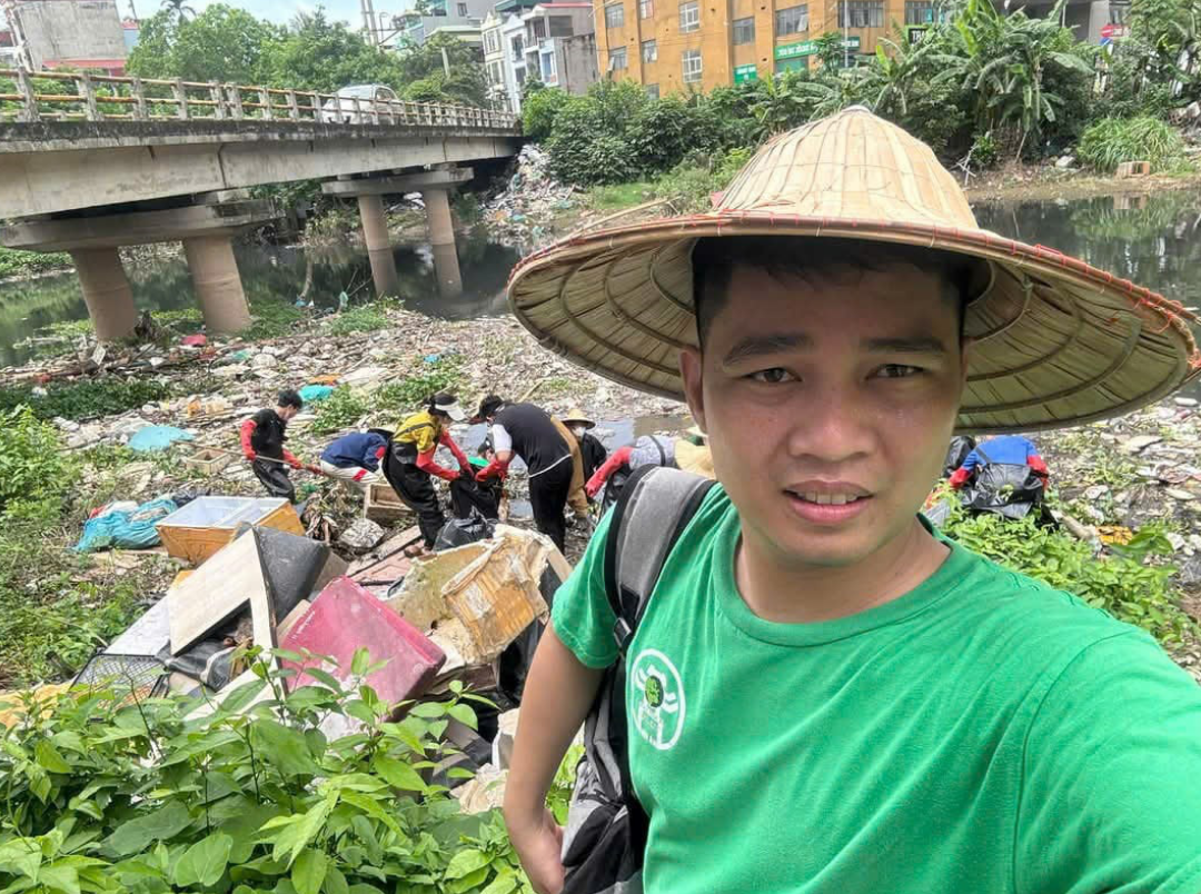 Young people clean a polluted river in Hanoi. Photo: Supplied