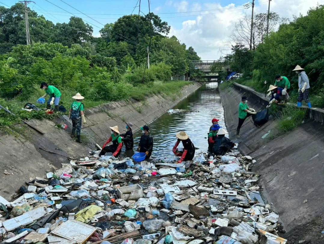 Volunteers remove garbage from a canal in Hanoi. Photo: Supplied