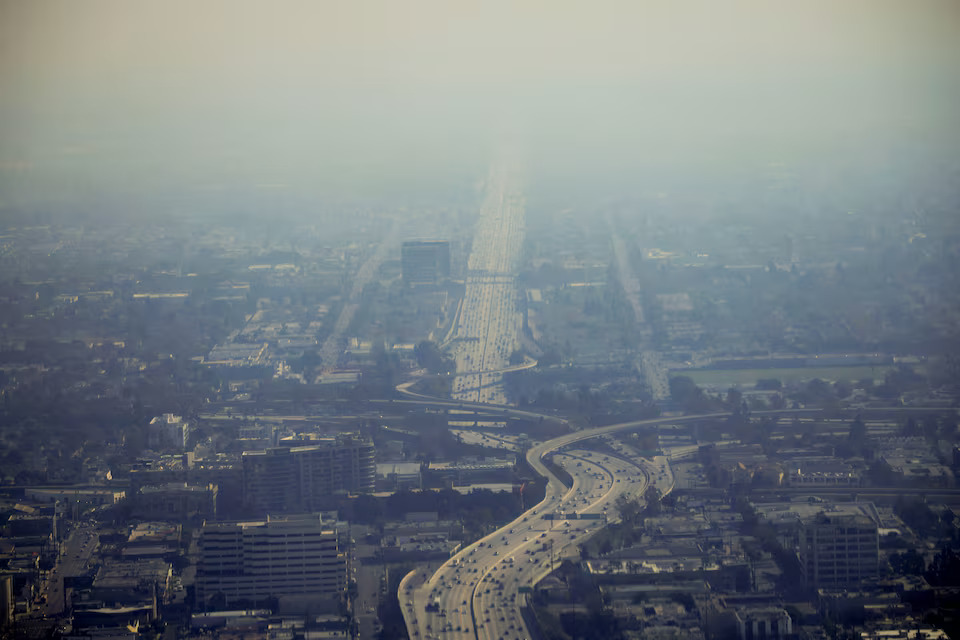 An aerial view of Los Angeles amidst the smoke following the Palisades Fire at the Pacific Palisades neighborhood in Los Angeles, California, U.S. January 10, 2025. Photo: Reuters