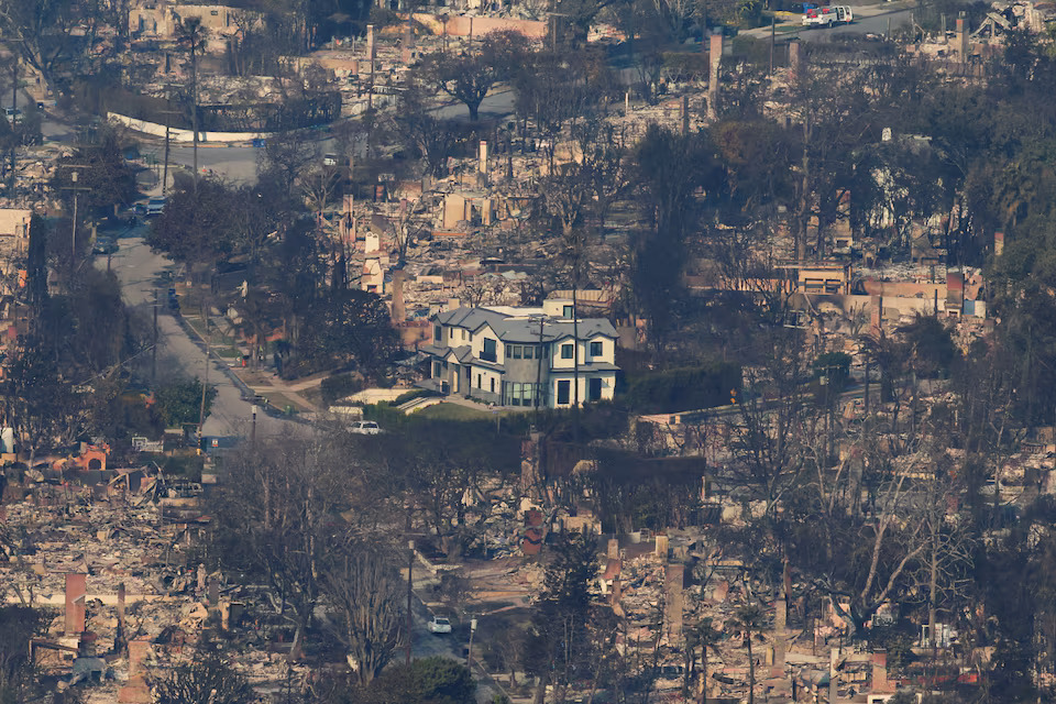 An aerial view shows debris from burned properties, following the Palisades Fire at the Pacific Palisades neighborhood in Los Angeles, California, U.S. January 10, 2025. Photo: Reuters