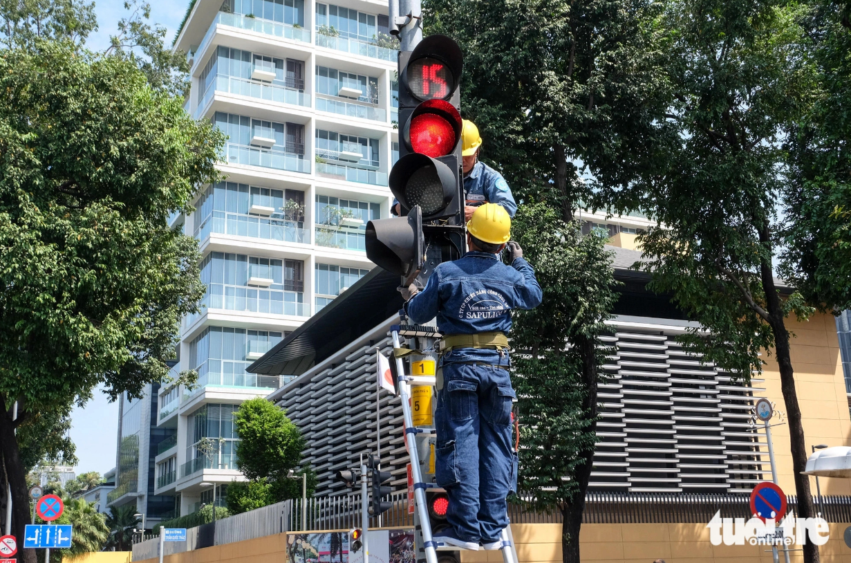 80 right-turn signs installed at intersections in downtown Ho Chi Minh City