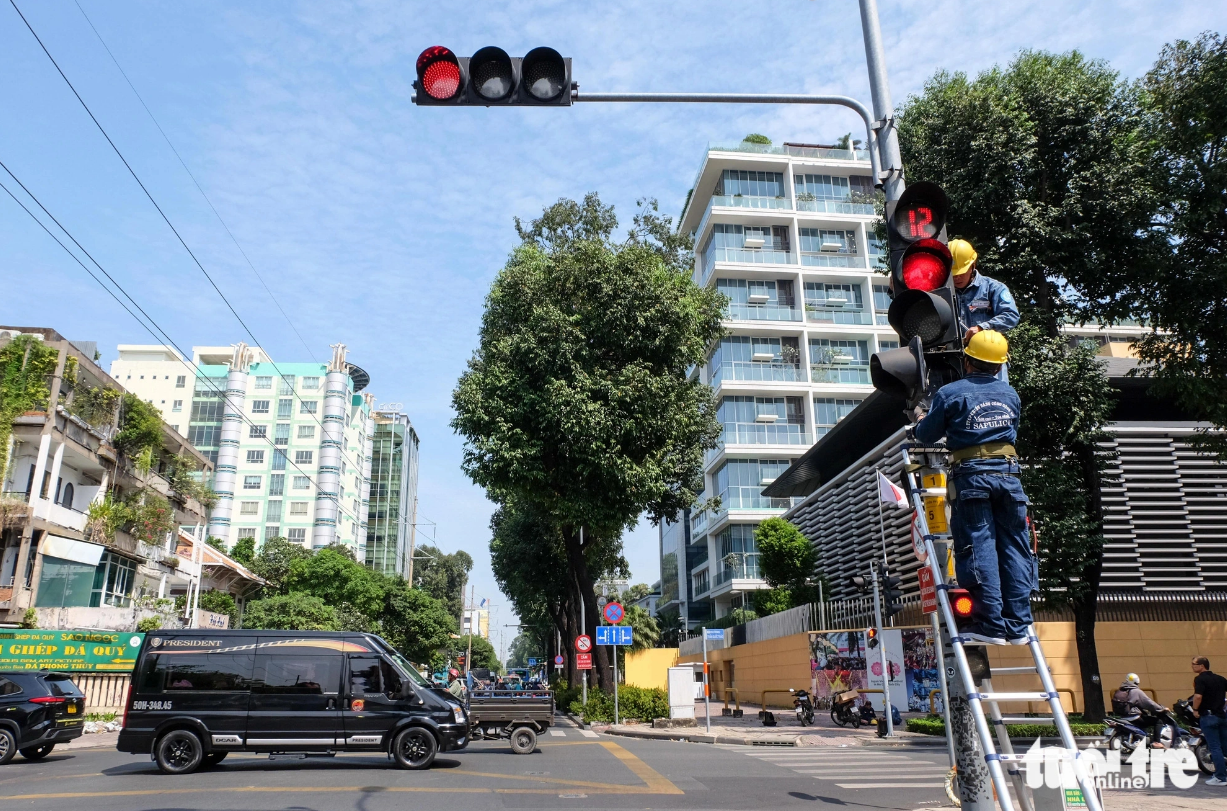 More right-turn signs will be installed at crowded intersections in Ho Chi Minh City. Photo: Phuong Nhi / Tuoi Tre