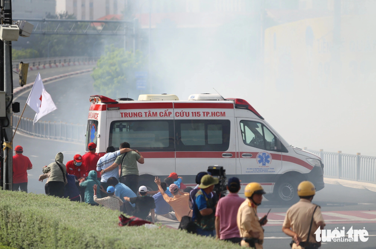 An ambulance quickly arrives at the scene of a fire drill in downtown Ho Chi Minh City. Photo: Minh Hoa / Tuoi Tre