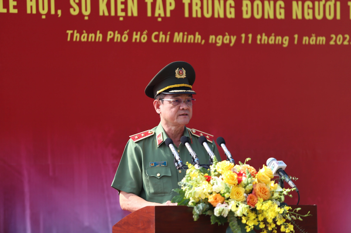 Lieutenant General Le Hong Nam, director of the Ho Chi Minh City Department of Public Security, delivers his speech at a fire drill in downtown Ho Chi Minh City on January 11, 2025. Photo: Minh Hoa / Tuoi Tre