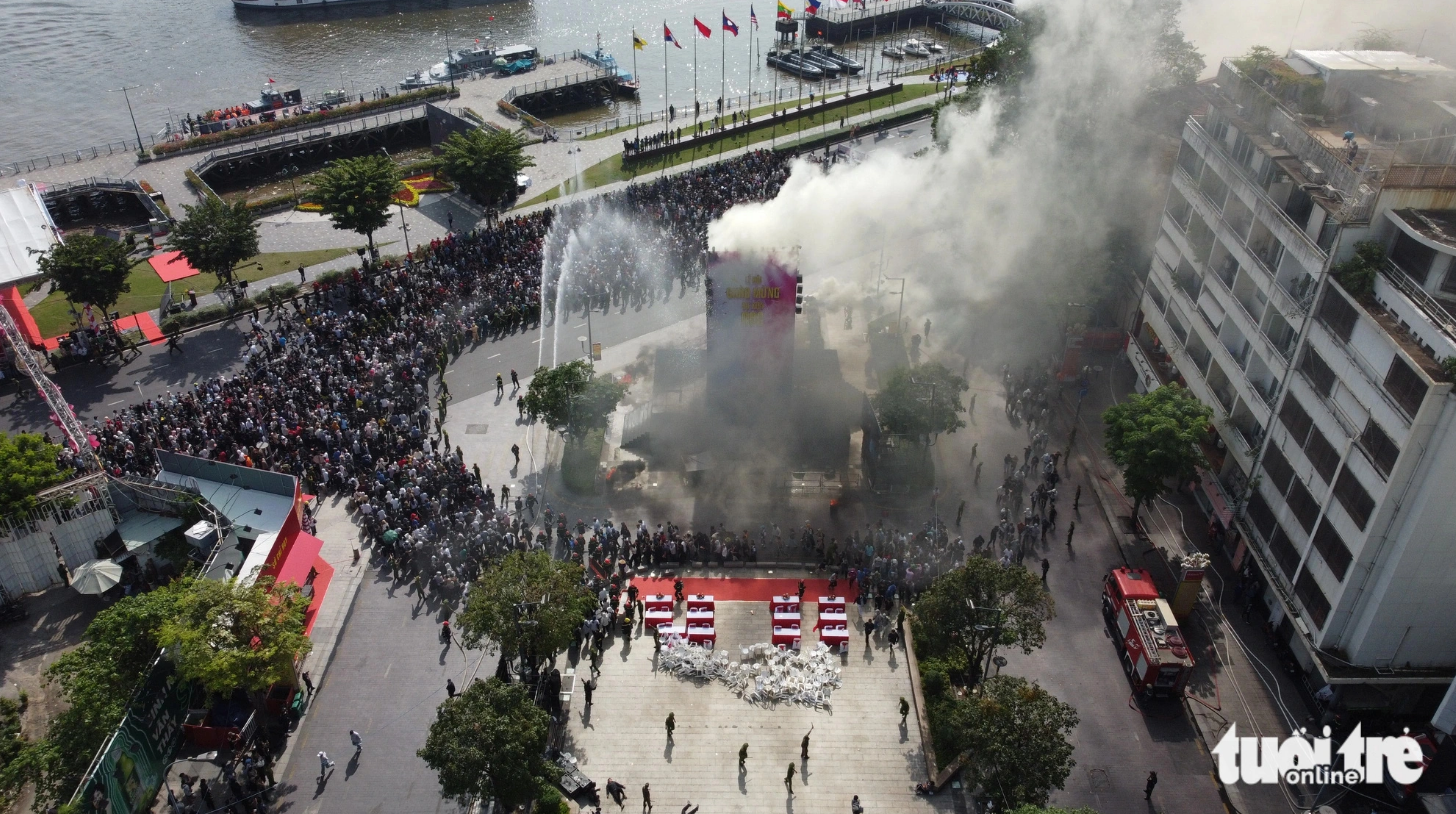 The context of the fire drill involves the city hosting a festival Nguyen Hue Pedestrian Street, but suddenly the stage catches fire due to an electrical problem. Photo: Minh Hoa / Tuoi Tre