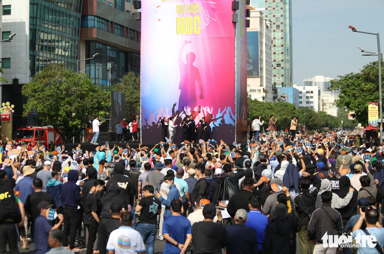 Thousands of revelers run in panic, while many jostle, fall down, and trample on others, leading to hundreds of people injured. Photo: Minh Hoa / Tuoi Tre