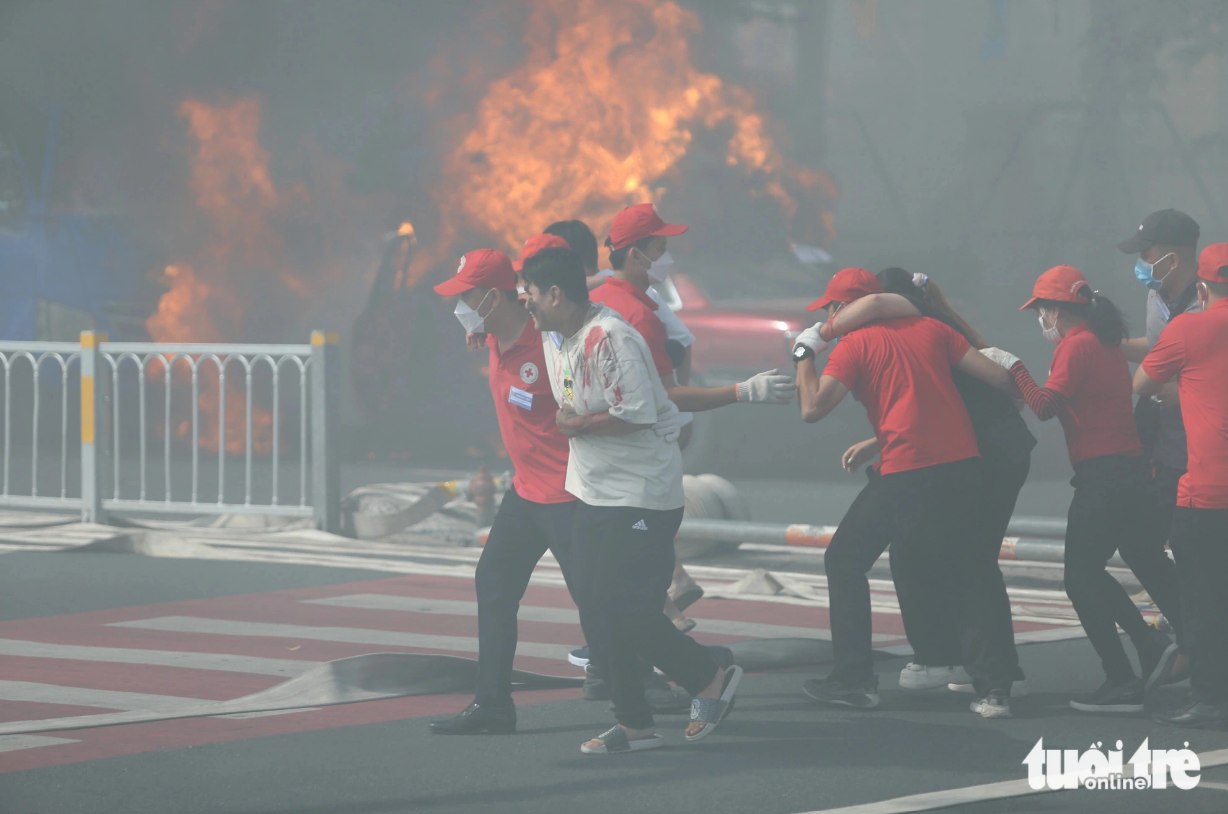 Due to frightened residents crowding Ton Duc Thang Street, a traffic crash occurs between two cars and a truck carrying medical chemicals at Ton Duc Thang-Ham Nghi Intersection, causing a fire and explosion. Firefighters are quickly dispatched to the scene for rescue efforts. Photo: Minh Hoa / Tuoi Tre