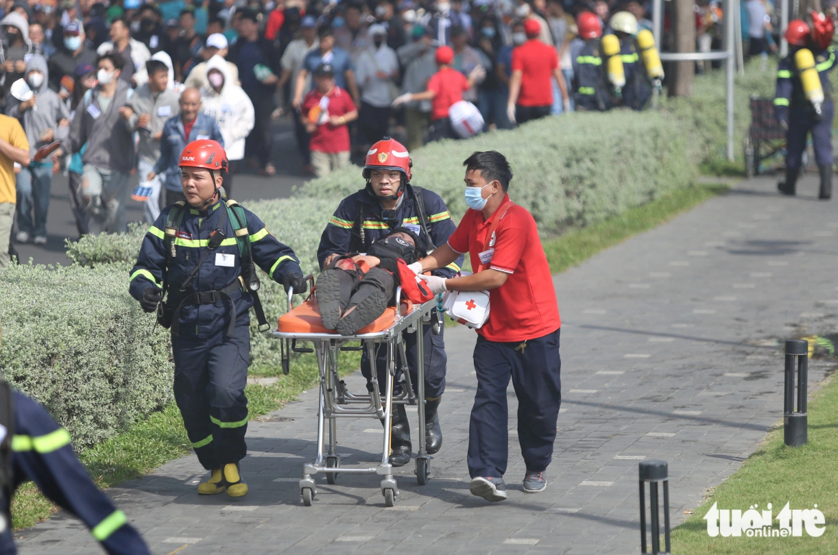 Many injured people taken out of the fire scene and transported to ambulances for medical checkups. Photo: Minh Hoa / Tuoi Tre