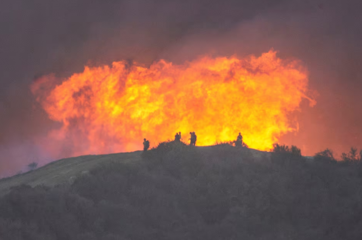 Firefighters battle the Palisades Fire, one of simultaneous blazes that have ripped across Los Angeles County, as seen from the Tarzana neighborhood of Los Angeles, California, U.S. January 11, 2025. Photo: Reuters