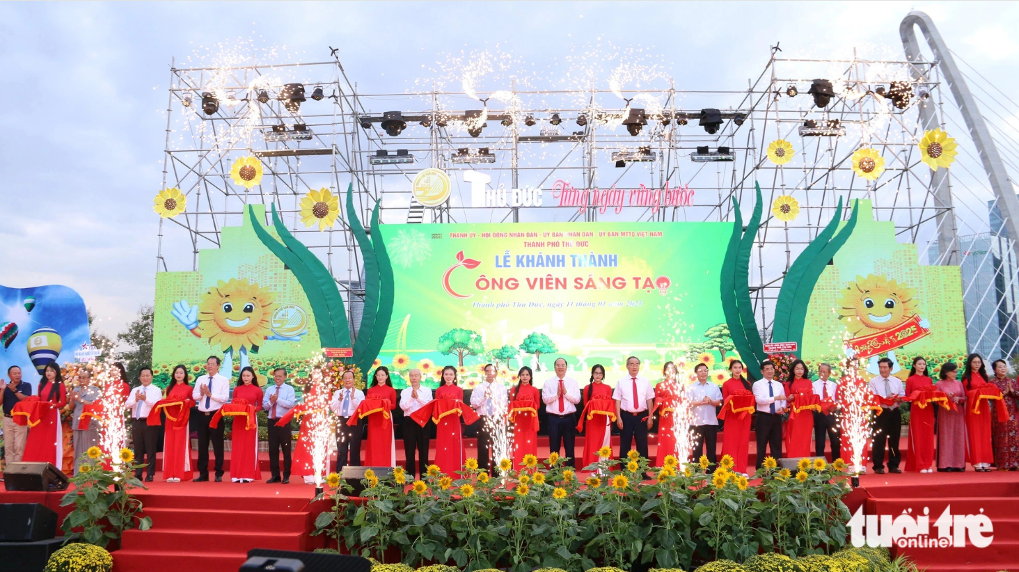 Representatives cut a ribbon to open the riverside Creative Park in Thu Duc City on January 11, 2025. Photo: Bui Nhi / Tuoi Tre