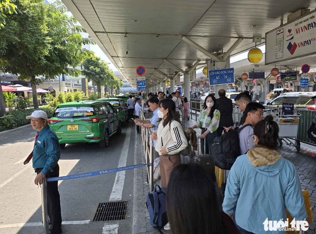 Traffic jams, unwilling taxi drivers leave airport passengers waiting in Ho Chi Minh City