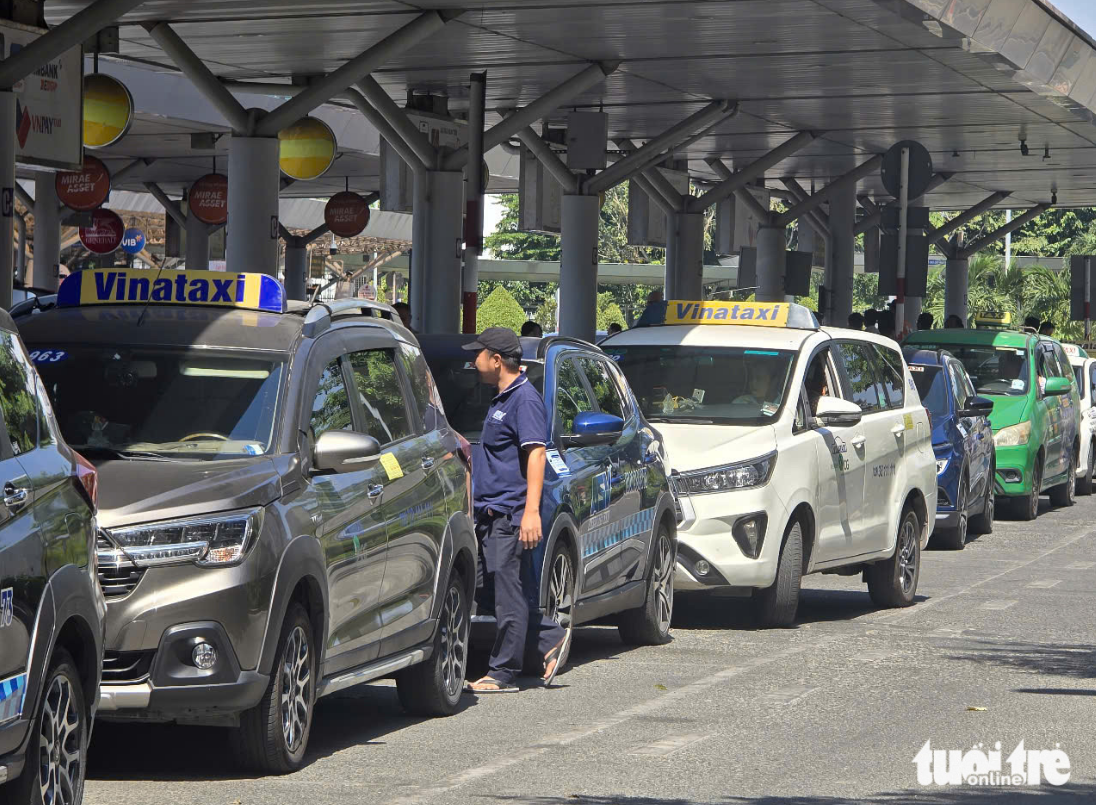 Taxis wait in a long line to enter the parking lot of Tan Son Nhat International Airport in Ho Chi Minh City. Photo: Cong Trung / Tuoi Tre