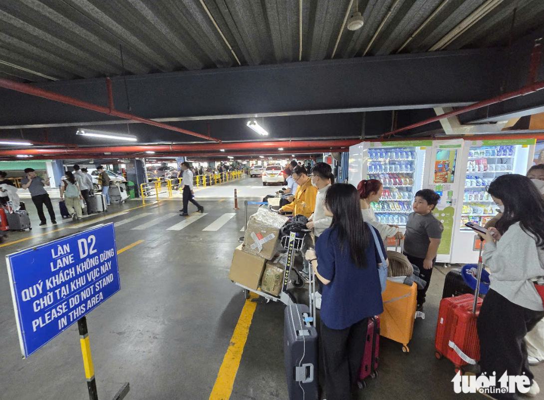 Many passengers find it hard to catch a ride at Tan Son Nhat International Airport while drivers blame traffic congestion for delays in picking up passengers. Photo: Cong Trung / Tuoi Tre