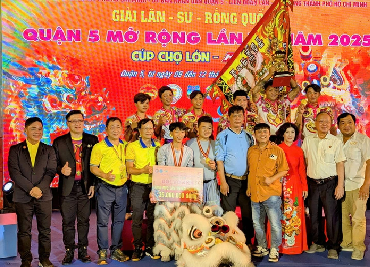 The Mieu Bay Ba troupe from An Giang Province, southern Vietnam, clinched the championship at the International District 5 Open Kylin-Lion-Dragon Championship. Photo: Thuong Khai / Tuoi Tre