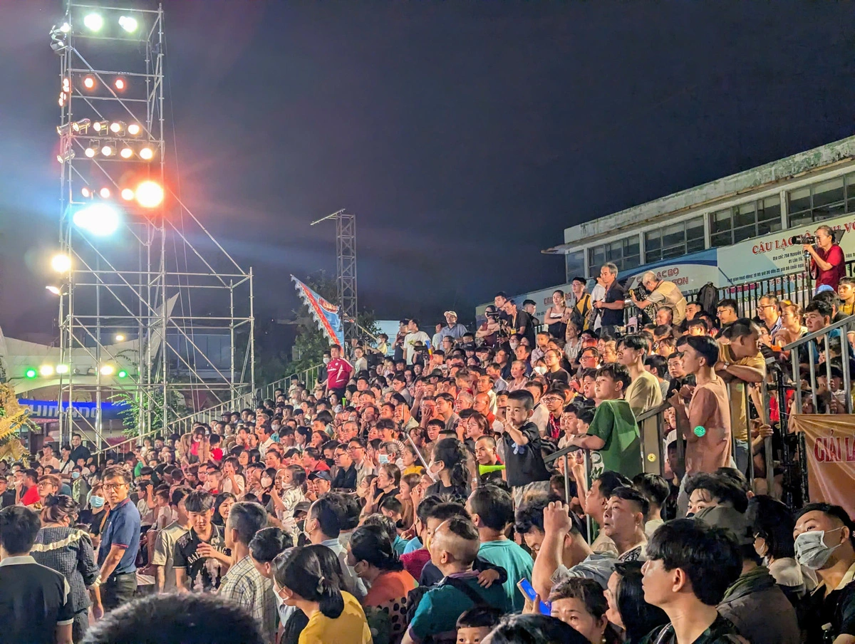 The International District 5 Open Kylin-Lion-Dragon Championship in Ho Chi Minh City attracts throngs of spectators. Photo: Thuong Khai / Tuoi Tre