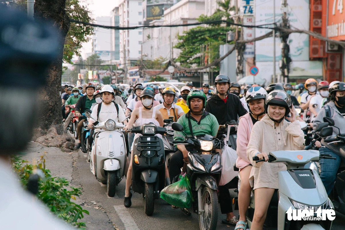 Ho Chi Minh City traffic: Every time at the red light