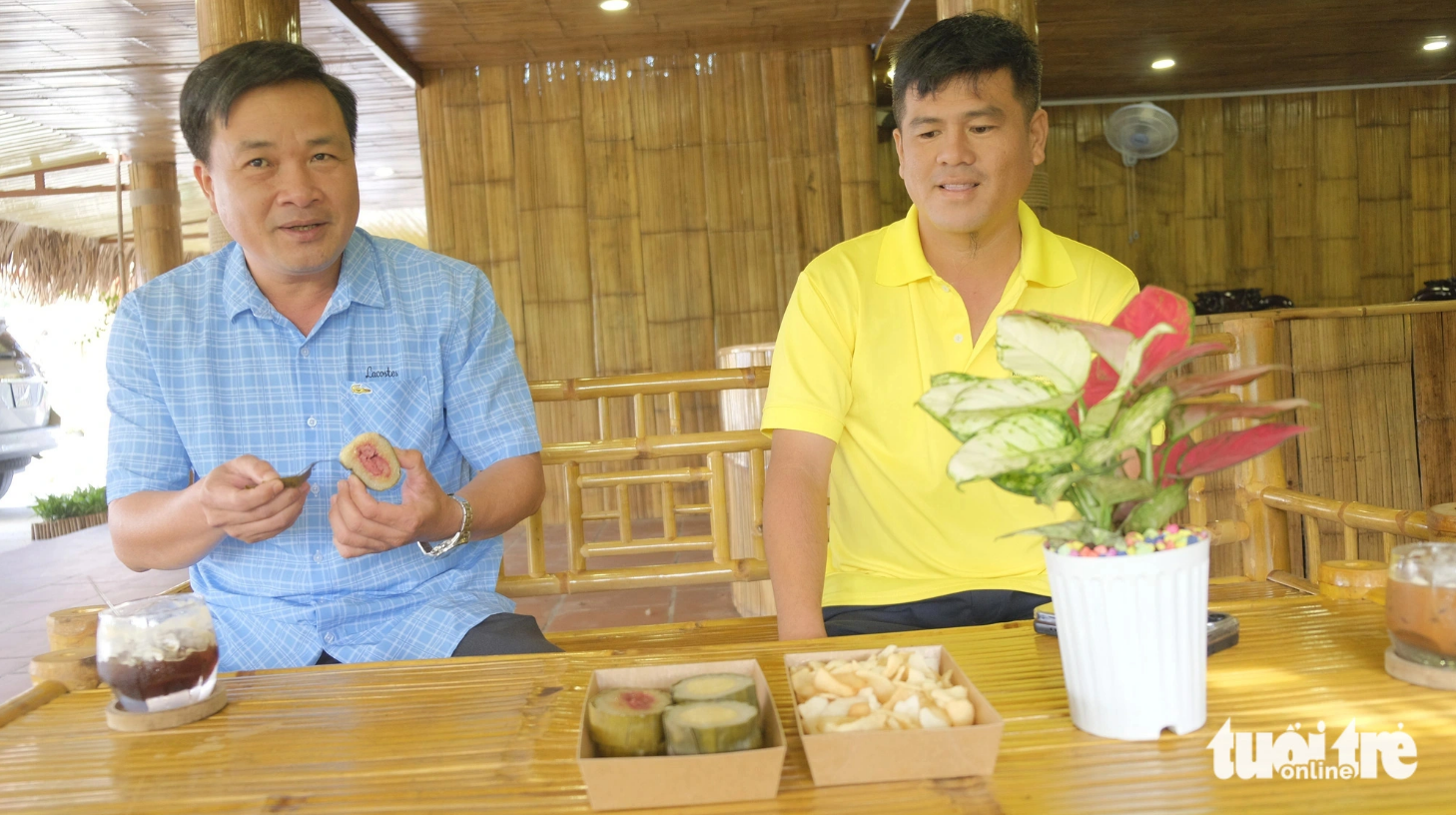 Visitors enjoy complimentary banh tet at a tourist area in Dong Thap Province, southern Vietnam. Photo: Dang Tuyet / Tuoi Tre