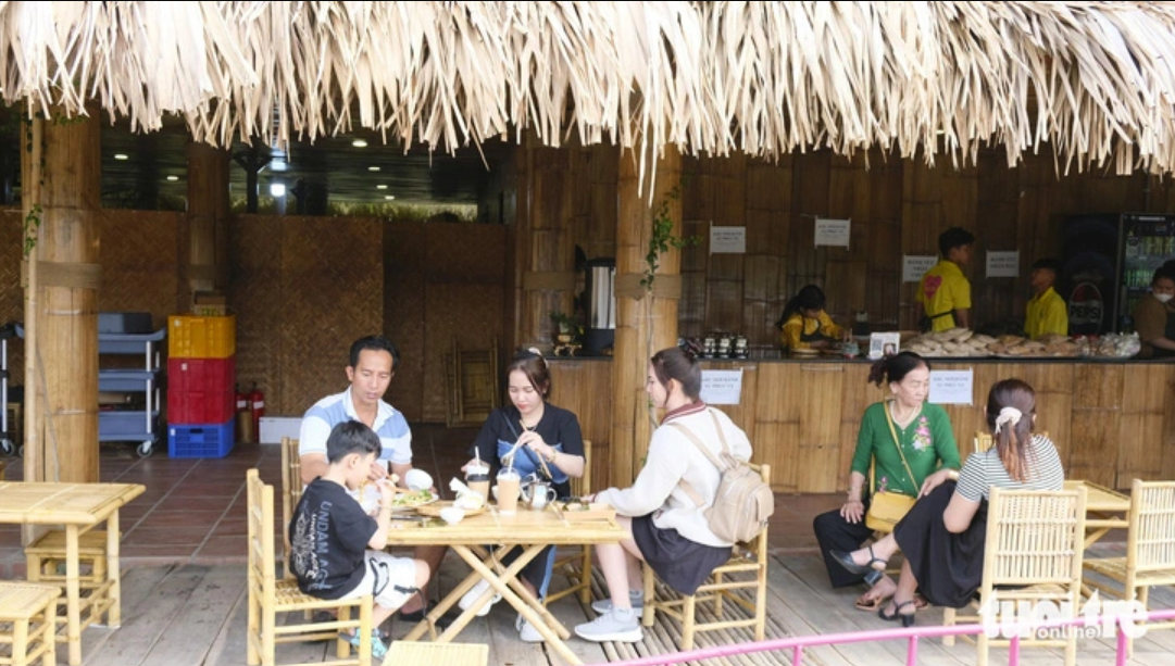 Tourist area in Vietnam’s Dong Thap treats guests to nearly 3,000 'banh tet'