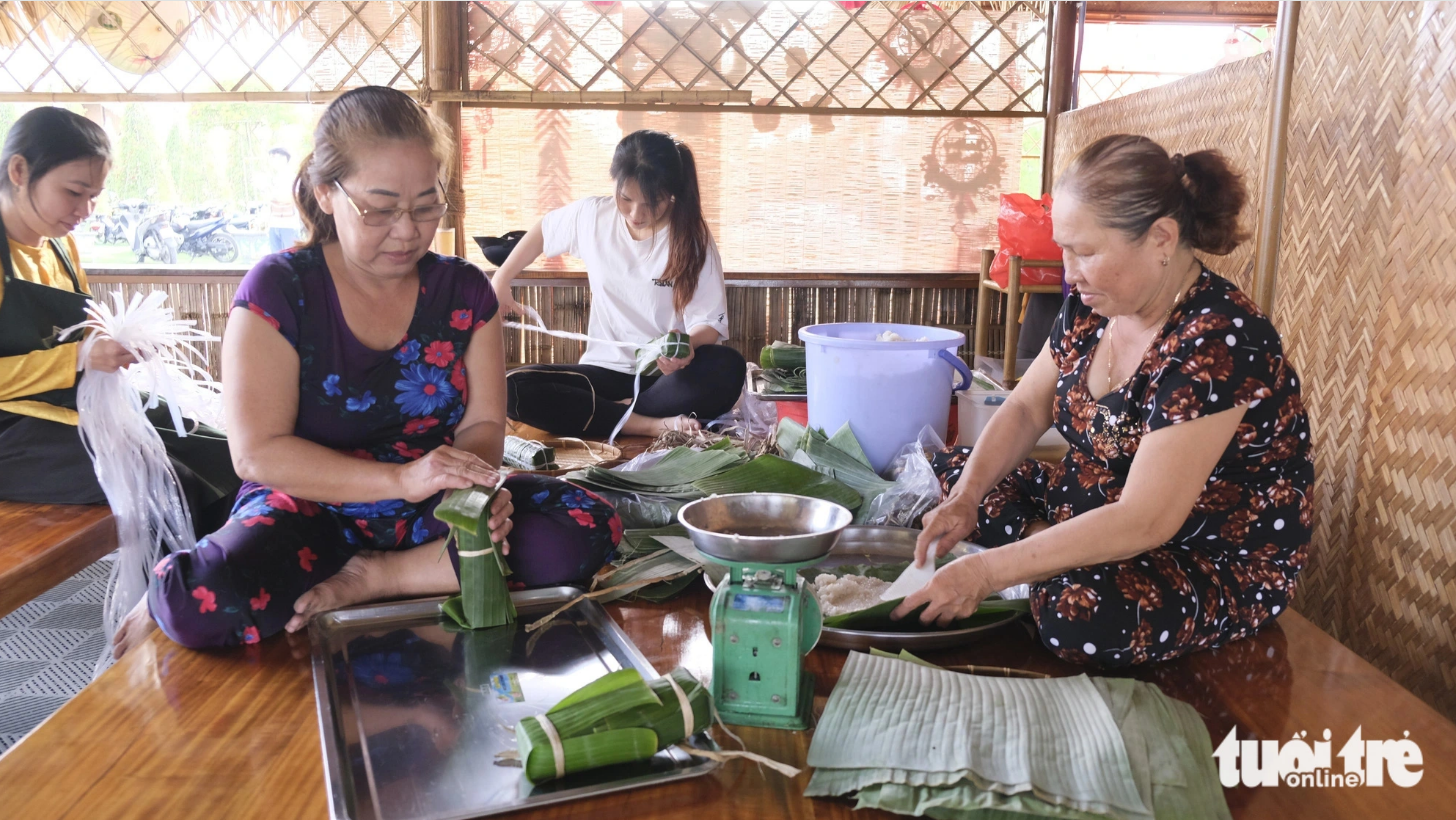 Duyen Nhut Flower Paradise Tourist Area in Dong Thap Province wraps 200 banh tet daily to serve visitors. Photo: Dang Tuyet / Tuoi Tre