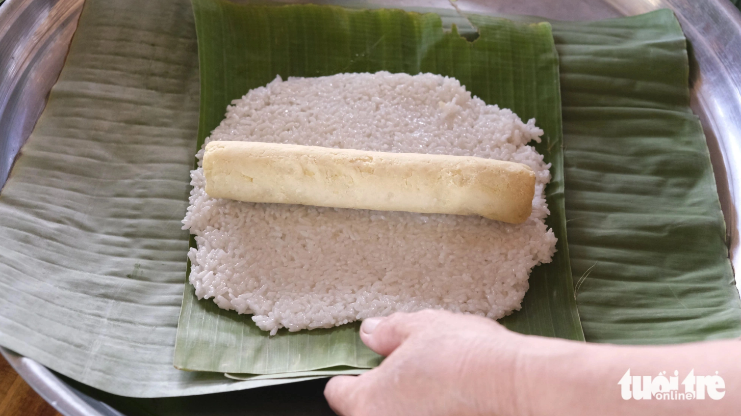 Guests can observe the banh tet wrapping and steaming processes at a tourist area in Dong Thap Province, southern Vietnam. Photo: Dang Tuyet / Tuoi Tre